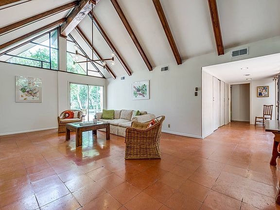 3rd image of 109 Wisteria Dr