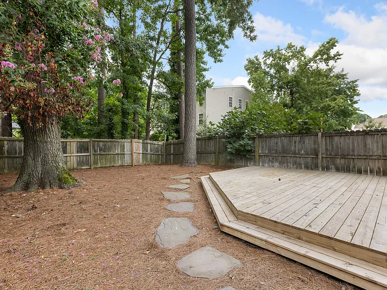 337 Hutton Cir — Photo 3