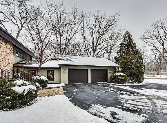 5th image of 801 N Hawthorne Ln
