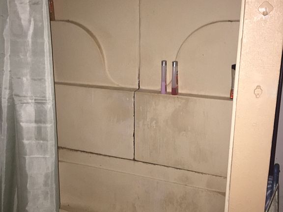5th image of 402 W Avenue F