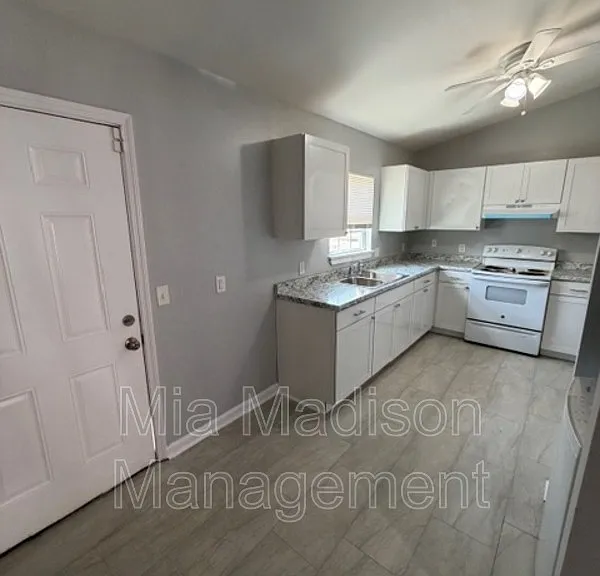 319 W 31st St — Photo 9