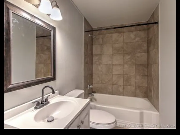925 E Thompson Ave — Photo 13