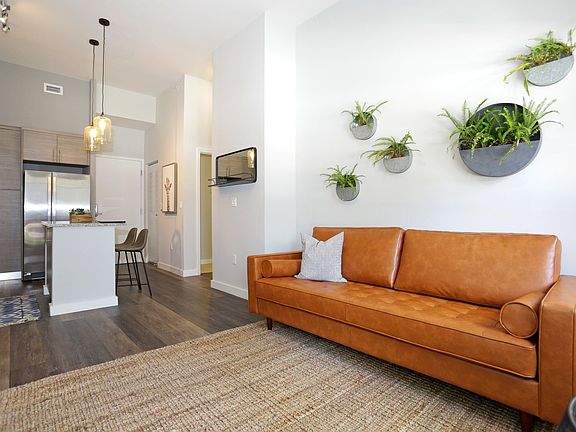 4th image of 817 SE 2nd Ave APT 406