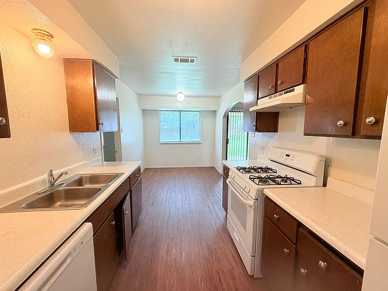 10904 Meadgreen Ct — Photo 12