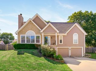 1016 SE Cape Dr, Lees Summit, MO 64081