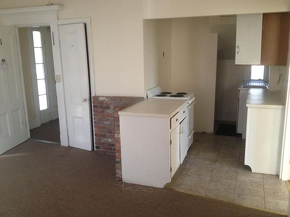 Kitchen/Entrance area