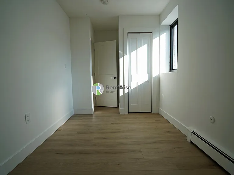742 E 6th St #3 — Photo 9