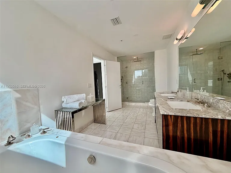50 S Pointe Dr #LOFT4 — Photo 6