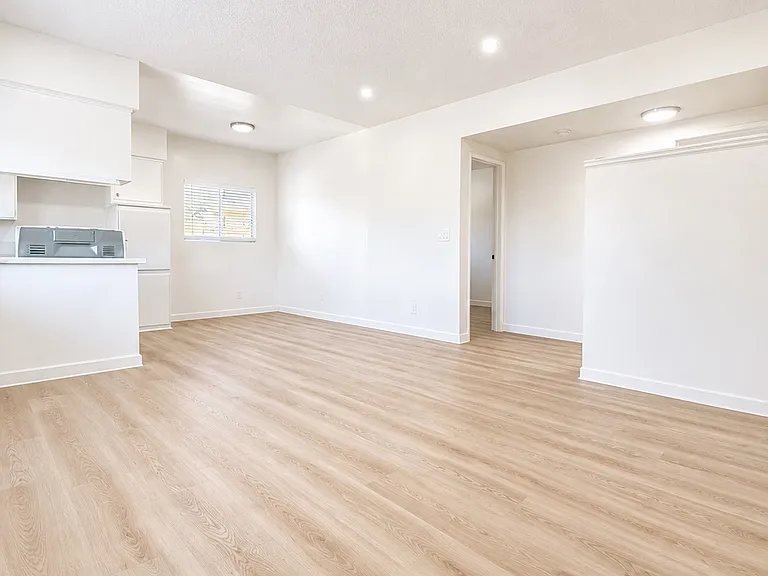401 E Harvard St #6 — Photo 4
