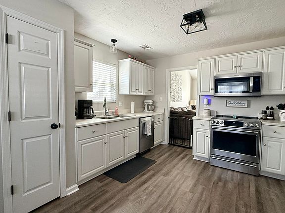 3rd image of 652 Devon Road