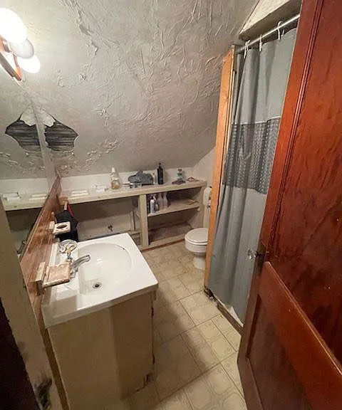 744 Nicholas St — Photo 14