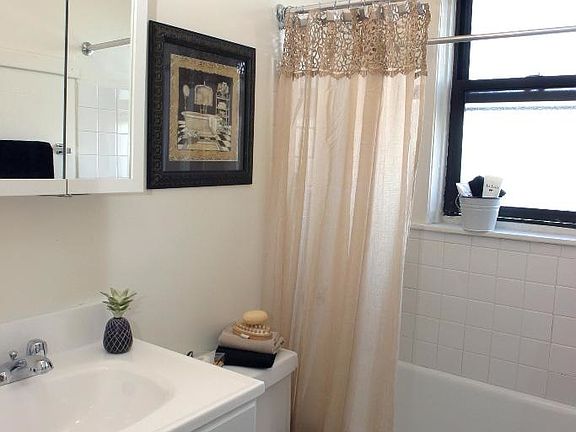 3rd image of 5210 S Woodlawn Ave APT G6