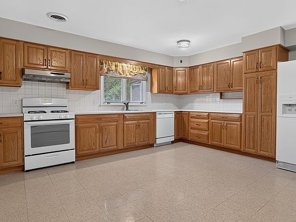 4th image of 305 Centennial Ave