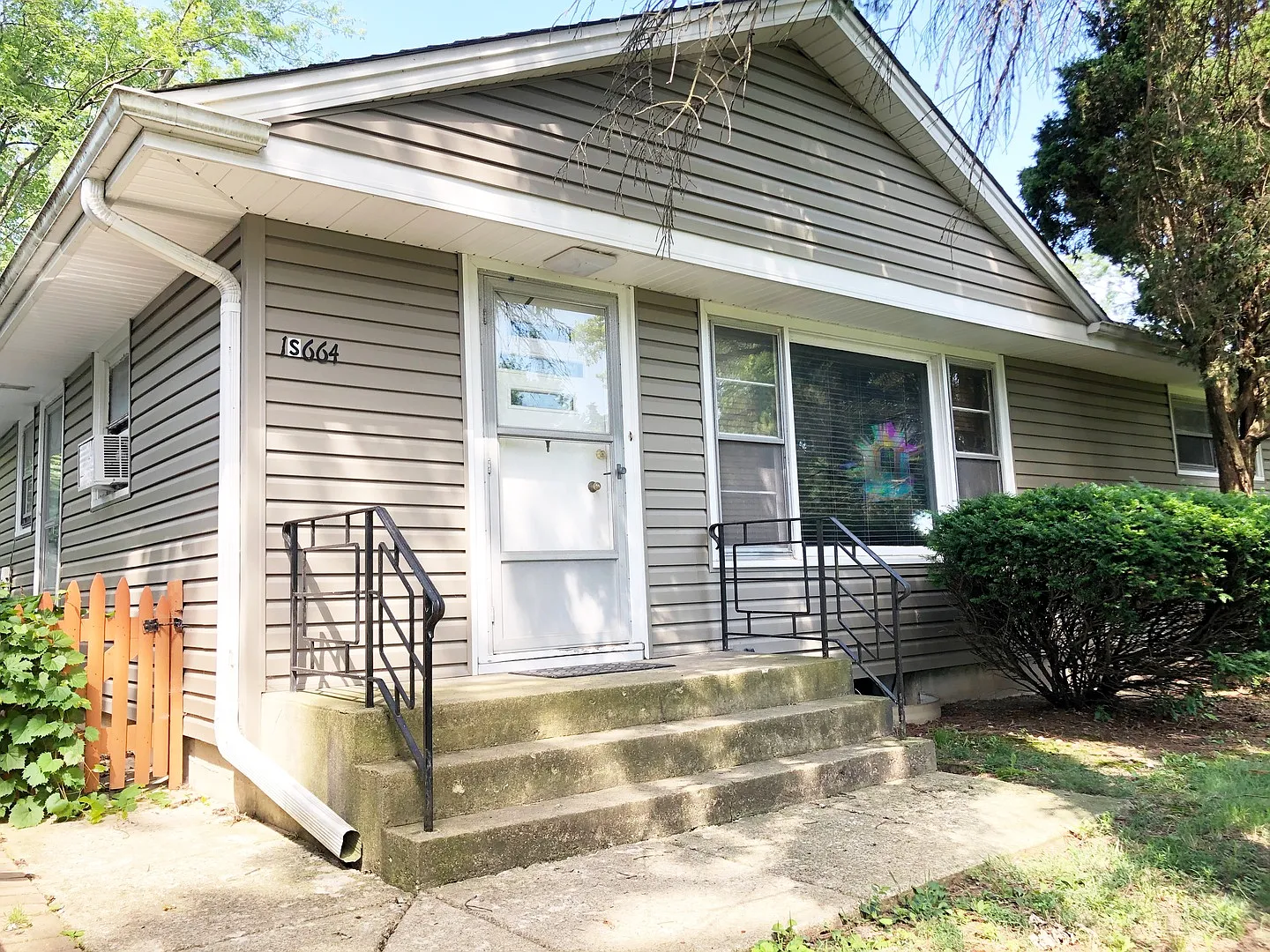 1S664 Macarthur Dr photo 1
