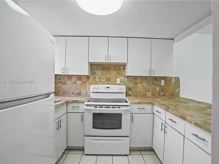 461 SW 7th St #5 — Photo 6