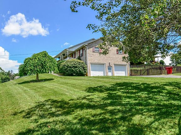 3rd image of 210 Sunny Slopes Dr