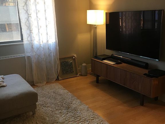4th image of 600 E 8th St APT 10