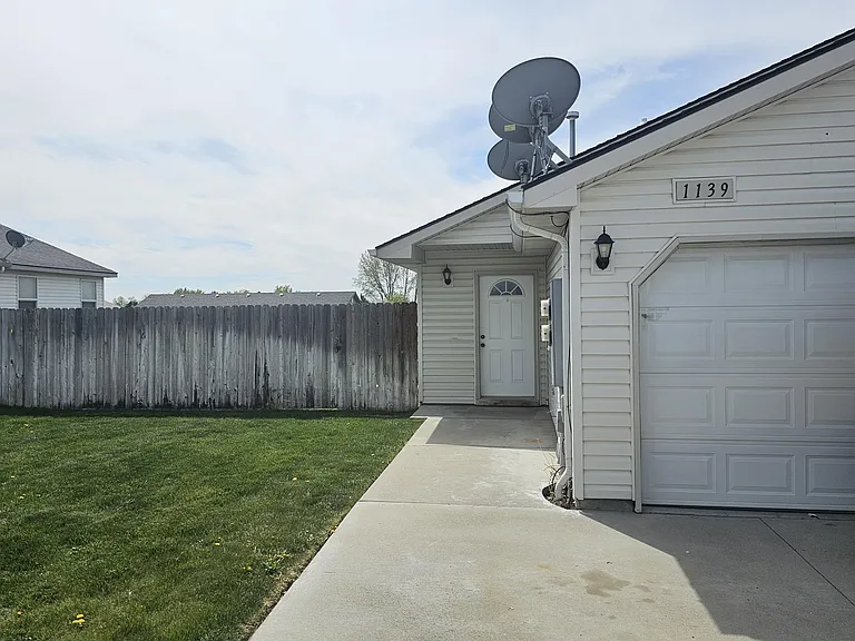 1139 NE Saddleridge St — Photo 1