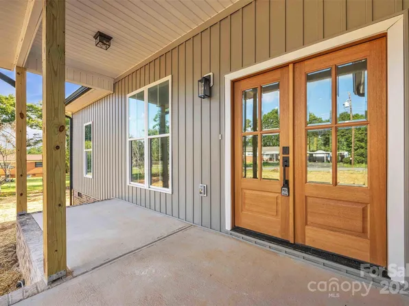 2325 32nd St NE, Hickory, NC 28601
