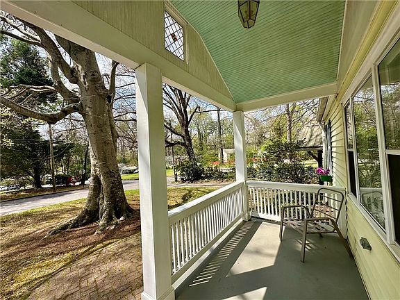 3rd image of 592 Scott Cir