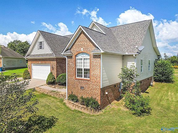 3rd image of 92 Lake Ridge Cir