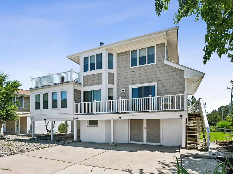 101 W Cape Shores Dr — Photo 1