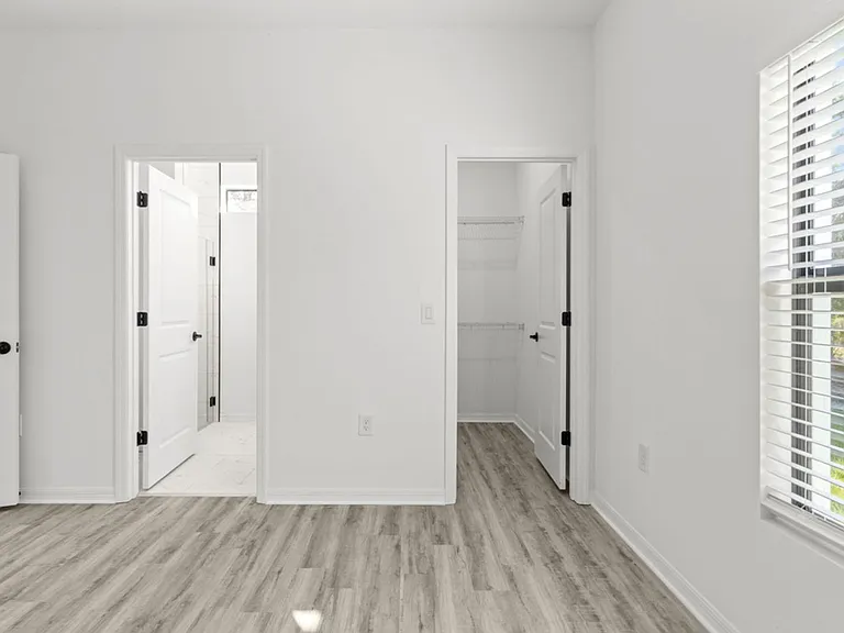 548 Knapp St — Photo 32