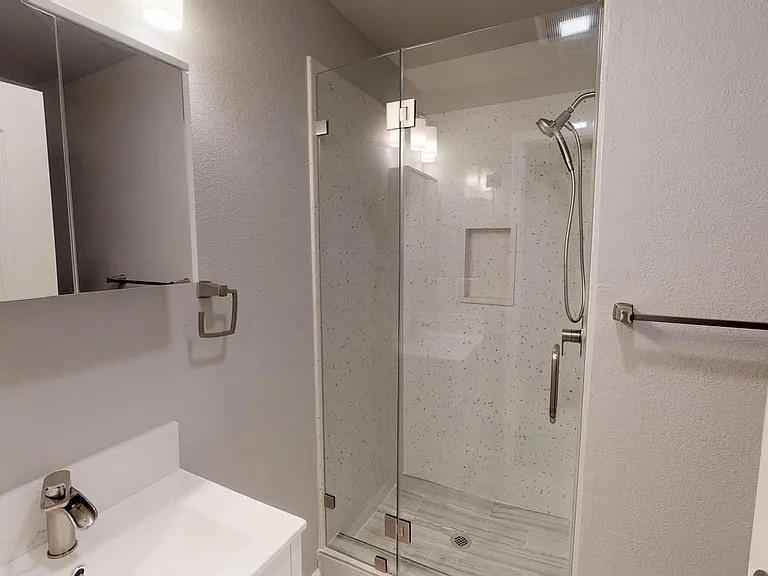 2410 Illinois St — Photo 20