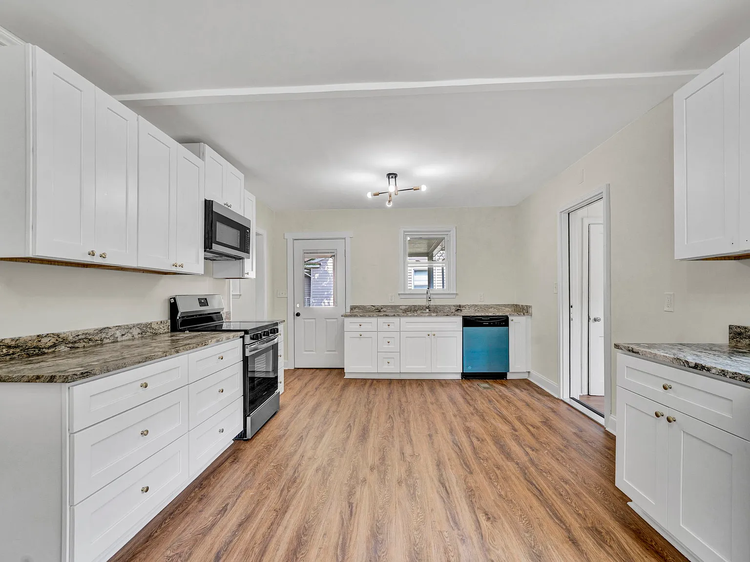 3 bed, 1800 sqft, $1,995 — Photo 3