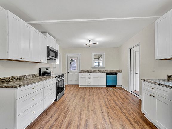 3rd image of 207 Elm St