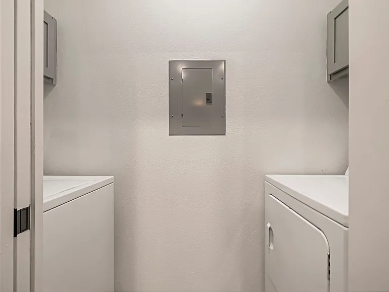 Sterling Oaks Luxury Apartments — Photo 36