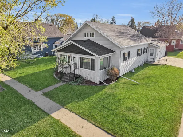 212 2nd St N, Wilton, ND 58579