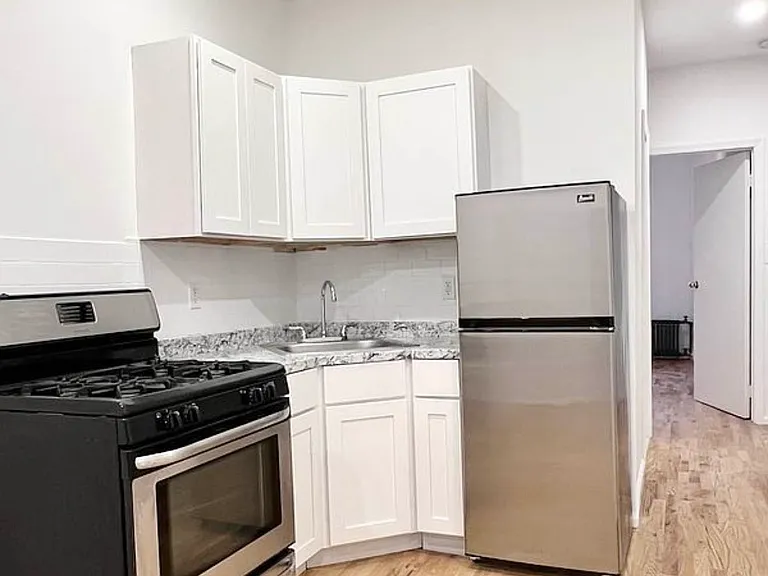 394 Manhattan Ave #3R — Photo 2