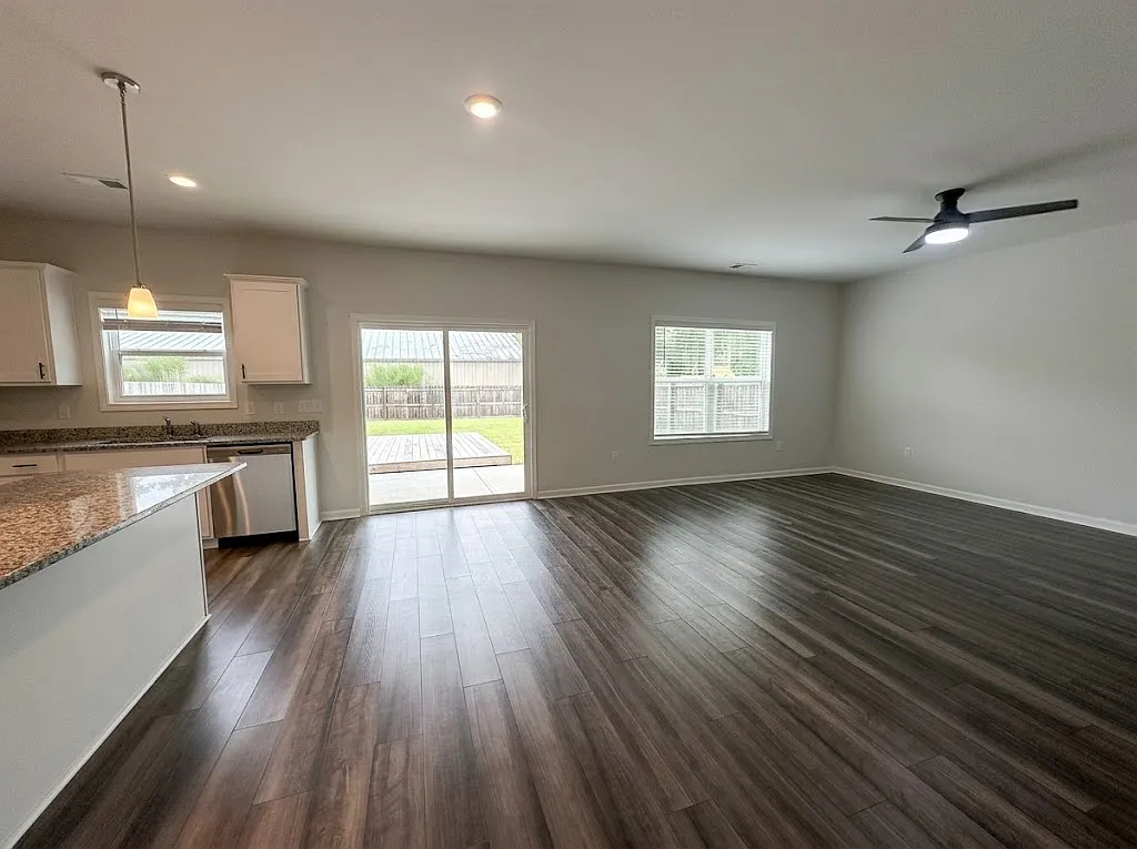 4 bed, 2290 sqft, $2,600 — Photo 4