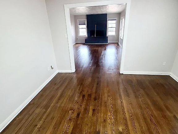 5th image of 941 Center Ave