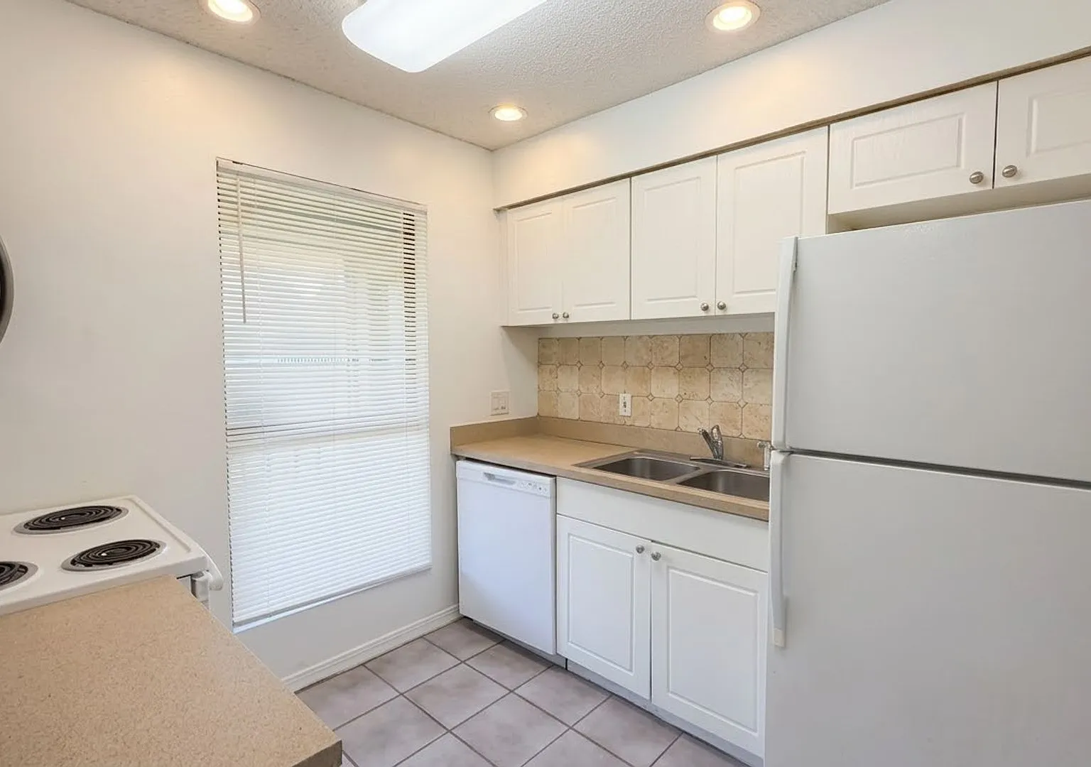 Baymeadows 2-Bedroom Condo with Water Views & Screened Patio — Photo 4
