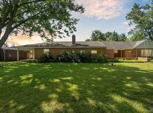 8304 E Allen Rd, Fenton, MI 48430