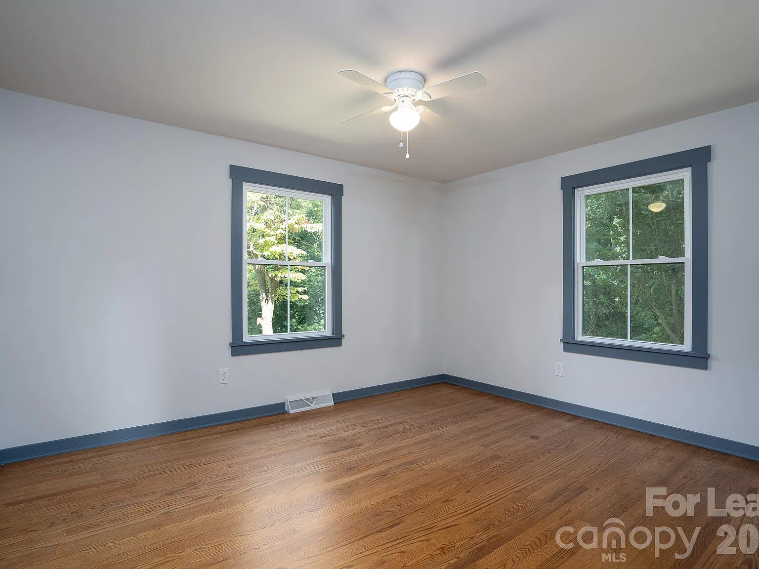 3 bed, 1.0 bath, 1129 sqft, $2,150 — Photo 2