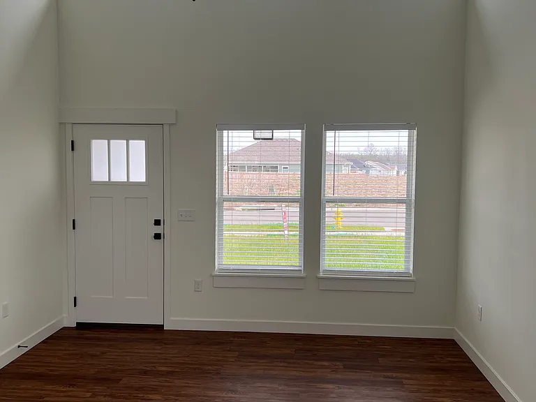 2526 Arlene Pl — Photo 2