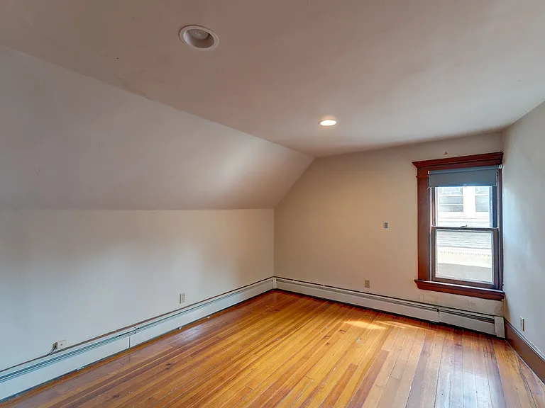 553 Whitney Ave — Photo 9