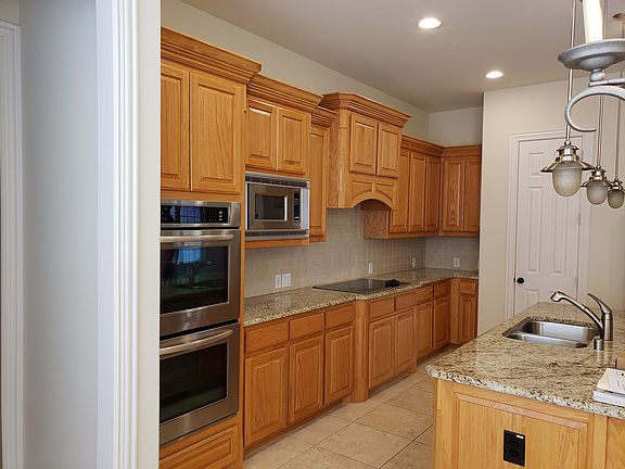 3rd image of 931 Birdsong Dr