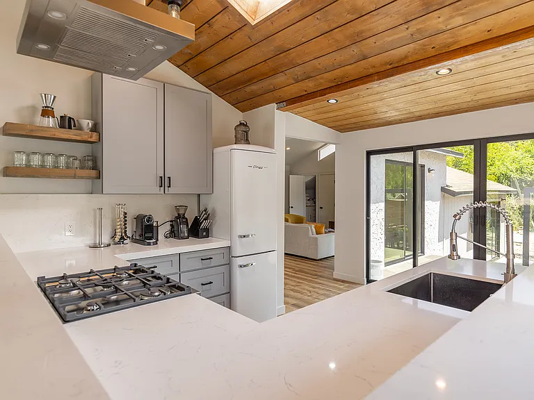 406 N Signal St — Photo 3