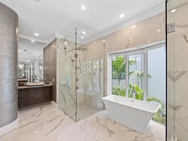 2307 N Riverside Dr — Photo 29