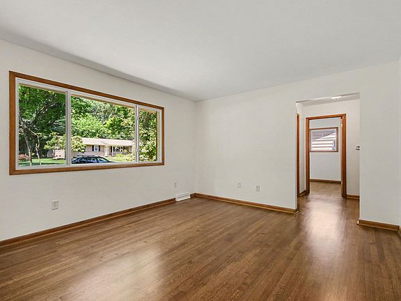 3rd image of 1932 Ridgemoor Dr SE