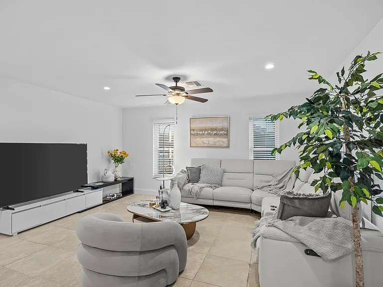 2400 Seaford Dr — Photo 8