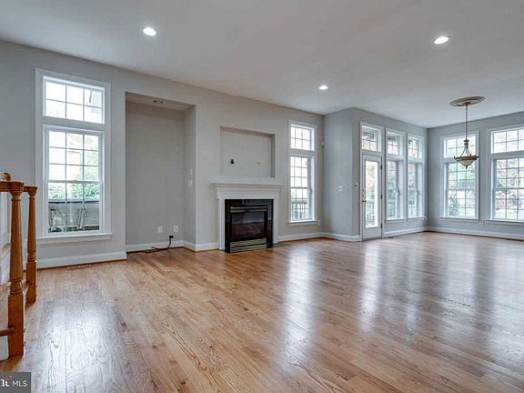 5th image of 7636 Centerside Ct