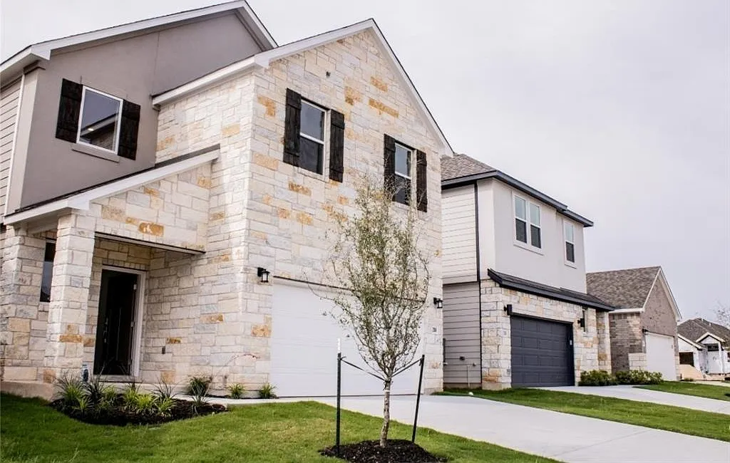 3 bed, 2.5 bath, 1932 sqft, $2,000 — Photo 2