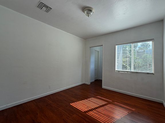 5th image of 10328 Silverton Ave
