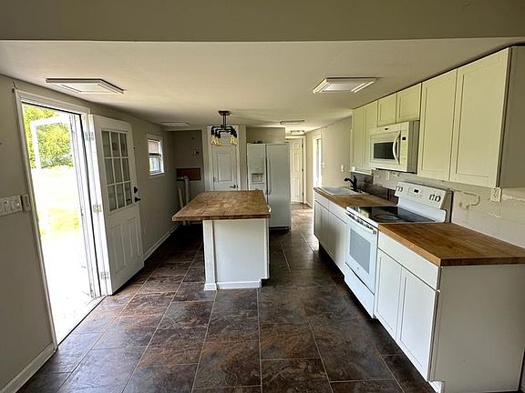 3rd image of 269 Kelton Rd