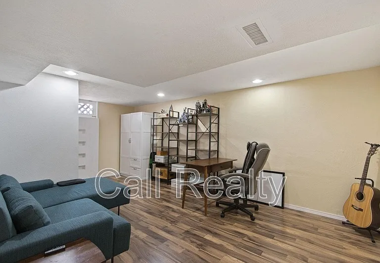 1117 E 33rd Ave — Photo 17